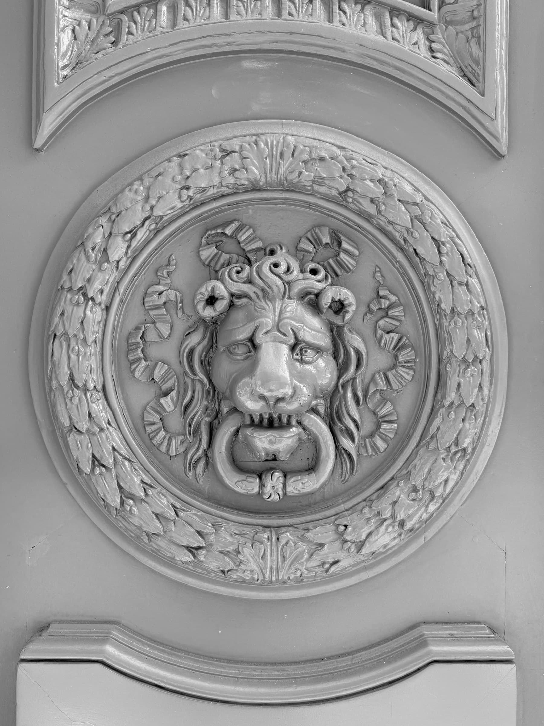 Porte cochère parisienne