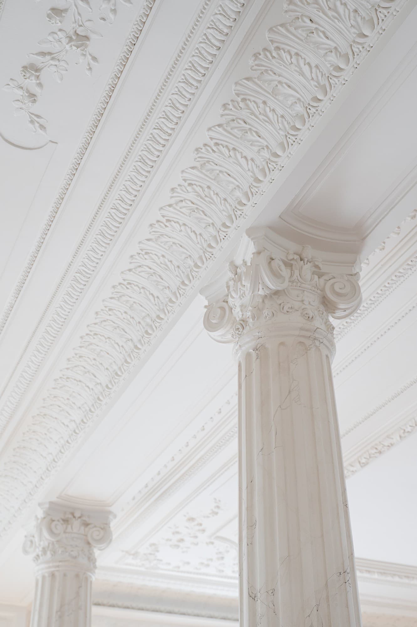 Colonne parisienne et moulures dans un immeuble classique